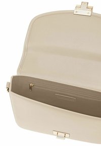 Sac à main beige à forme structurée, en matériau synthétique lisse, avec quincaillerie dorée et une poche intérieure zippée.