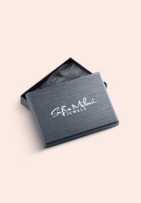 Gråt smykkeskrin med tekstureret finish, med en hvid logo "Sofia Milani JEWELS," delvist åbnet, hvilket afslører sort silkepapir indeni.