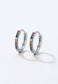 Boucles d'oreilles en argent avec des pierres précieuses colorées (rouge, bleu, vert, jaune) incrustées le long de la surface avant, créant un design circulaire.