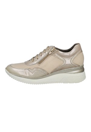 Zapatilla deportiva baja beige y metálica con cremallera lateral, cordones delanteros y suela blanca gruesa diseñada para uso casual.