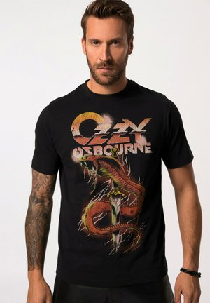 T-shirt en coton noir avec un imprimé graphique coloré représentant un serpent enroulé autour d'une épée, avec le texte "Ozzy Osbourne" au-dessus. Manches courtes.