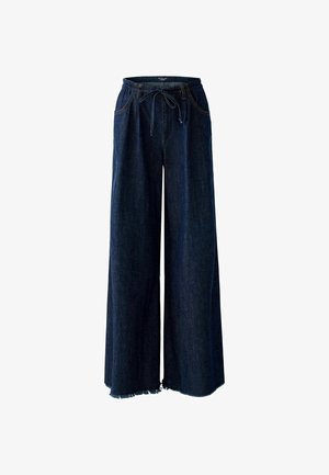 Weite, dunkelblaue Jeans mit einem Zugbandbund, fransigem Saum und auffälligen Seitentaschen. Strukturiertes Material mit Nahtdetails.