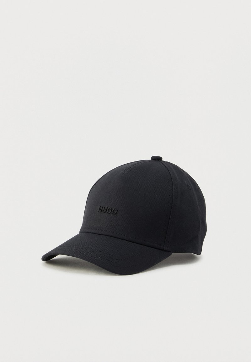 Gorra de béisbol negra de algodón con visera curva, con un logo bordado "HUGO" en el frente y un acabado de tela texturizada.