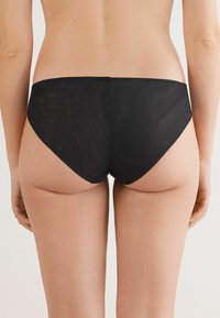 Zwarte bikini onderkant met hoge taille en een gladde afwerking, featuring een subtiele glans en een naadloos ontwerp voor een comfortabele pasvorm.