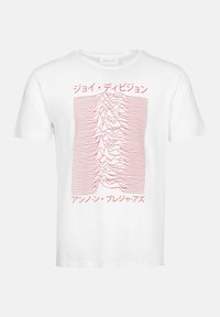 Baltas medvilninis marškinėliai su raudonu grafikiniu dizainu, vaizduojančiu bangas ir japonų kalbos tekstą, sucentravusiu priekyje. Trumpi rankovės ir apvalus iškirpimas.