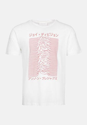 Bijela majica od pamuka s crvenim grafičkim dizajnom valovitih linija i japanskim tekstom u središtu sprijeda. Kratki rukavi i okrugli izrez.