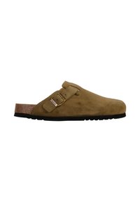 Mocassin en daim brun avec une semelle en liège, détail de boucle sur le côté et une semelle extérieure en caoutchouc noir texturé. Forme de pied douce et arrondie.