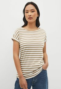 T-shirt rayé beige et blanc, avec des manches courtes retroussées et un col rond, fabriqué dans un tissu léger et doux.