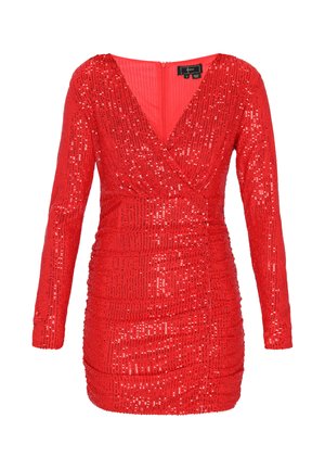 Czerwona sukienka z cekinami, z dekoltem w kształcie litery V, długimi rękawami i marszczoną strukturą, z tylnym zapięciem na zamek błyskawiczny i błyszczącą powierzchnią.