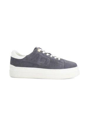 Baskets en daim gris foncé avec lacets blancs et semelle blanche épaisse, avec un col de talon blanc et un détail subtil de logo latéral.