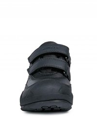Scarpe Geox nere con due cinturini regolabili in Velcro, parte superiore in mesh testurizzato, suola in gomma e design della punta arrotondata.