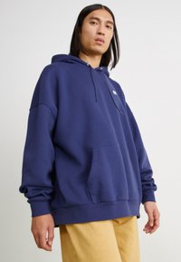 Nike Sportswear SPORTSWEAR CLUB - Ikdienas džemperis - midnight navy