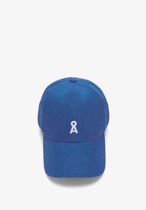 Casquette de baseball en coton bleu avec logo brodé blanc à l'avant, six trous de ventilation et visière incurvée.