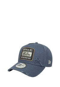 Zils beisbola cepure ar nodilušu dizainu, kurā ir taisnstūrveida uzlīme ar tekstu "Buffalo, NY, New Era, Established 1920." Regulējams izmērs.
