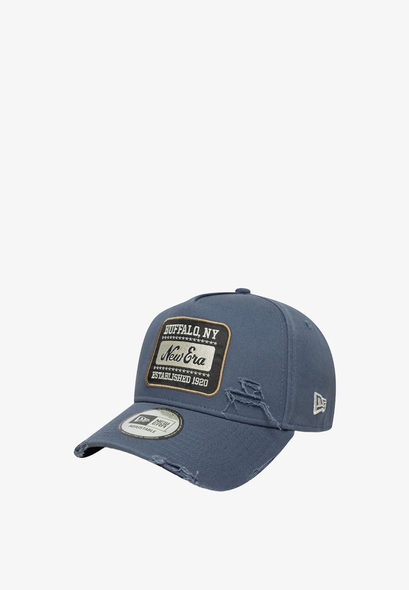 Zils beisbola cepure ar nodilušu dizainu, kurā ir taisnstūrveida uzlīme ar tekstu "Buffalo, NY, New Era, Established 1920." Regulējams izmērs.