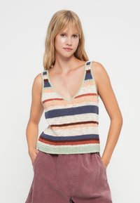 Gestreiftes Strickwesten in mehreren Farben: grün, blau, orange und weiß. V-Ausschnitt mit breiten Trägern und lockerer Passform. Strukturierter Garnstoff.