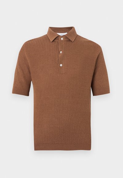 Polo marron côtelé à manches courtes, avec deux boutons au col et une texture douce. Design simple sans motifs ni accents supplémentaires.