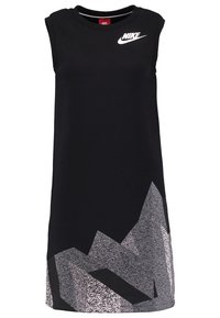Svart ärmlös klänning med rund halsringning, prydd med en vit Nike-logotyp och ett grått geometriskt mönster längs fållen. Tillverkad av ett glatt tyg.