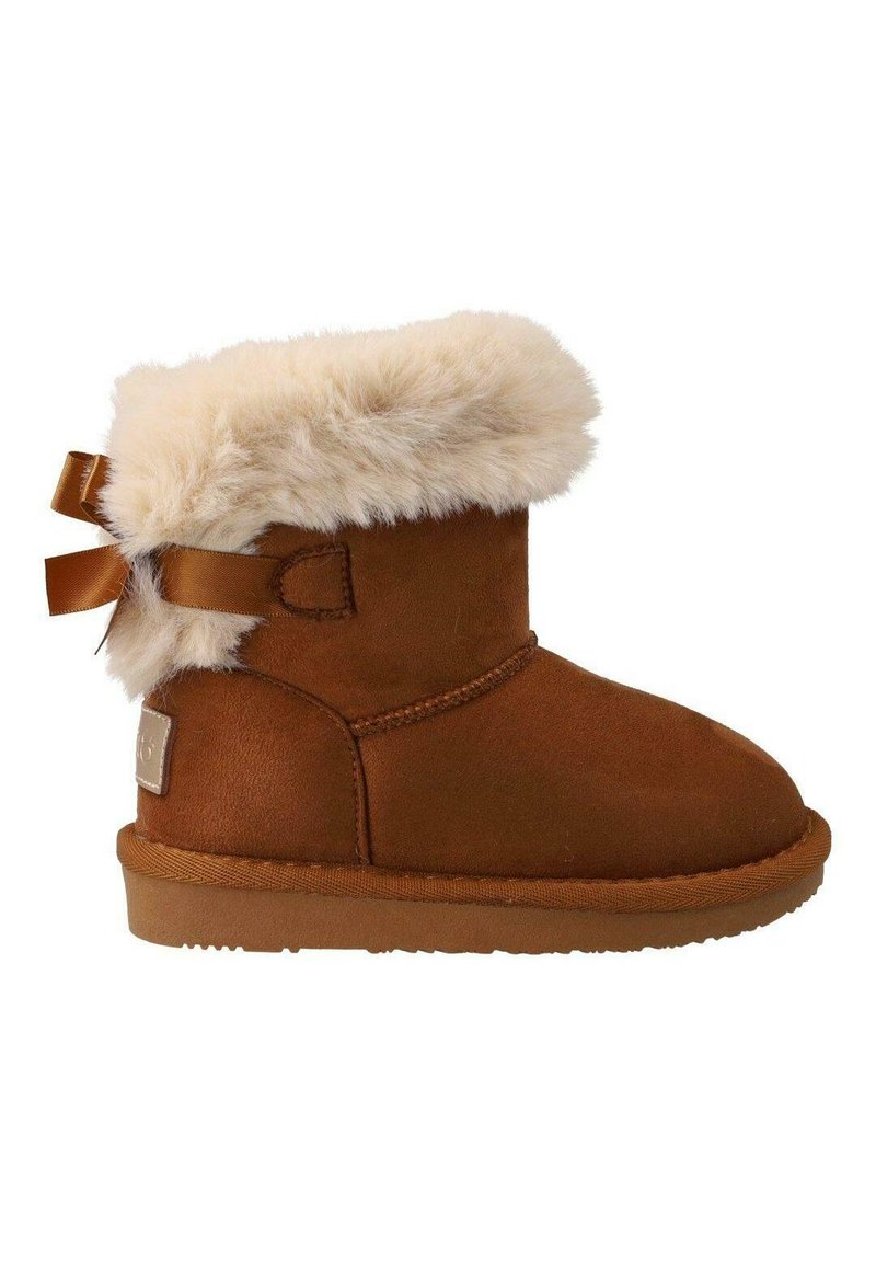 Botte chelsea en daim marron avec un bord en fausse fourrure, un doublure contrastante beige clair et des accents en ruban. Semelle en caoutchouc plate et détails de coutures sur les côtés.