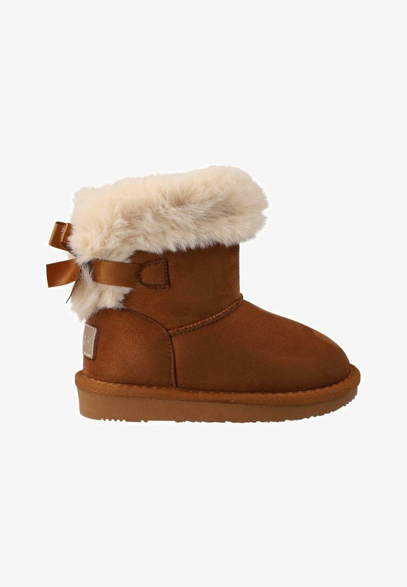 Botte chelsea en daim marron avec un bord en fausse fourrure, un doublure contrastante beige clair et des accents en ruban. Semelle en caoutchouc plate et détails de coutures sur les côtés.