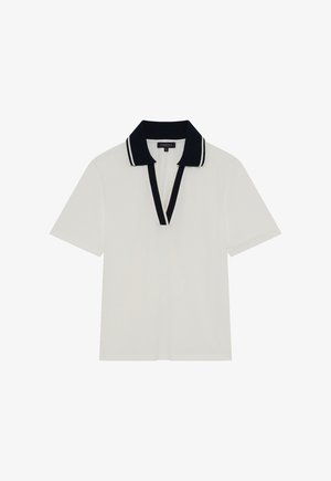 Camisa polo blanca de manga corta, con cuello y tapeta en navy que presentan rayas blancas. Tela suave, diseño clásico y corte relajado.