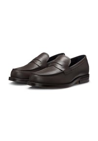 Mocasines de cuero marrón con un diseño cosido, que cuentan con un acabado suave, punta redondeada y un bajo tacón de madera. Estilo minimalista con acentos sutiles.