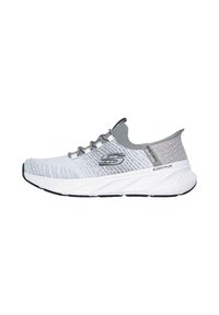 Scarpa atletica leggera in bianco e grigio. Presenta un upper in maglia traspirante, un design elegante, dettagli testurizzati e una suola bianca ammortizzata.
