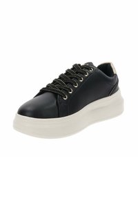 Sneaker in pelle nera con punta arrotondata, suola platform bianca e lacci con dettagli dorati. Texture liscia con una minima decorazione delle cuciture.