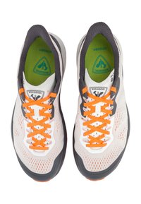 Weiße und graue Sportschuhe mit orangefarbenen Schnürsenkeln, einem strukturierten Obermaterial und grünen Innensohlen, die ein Markenlogo auf der Zunge haben.