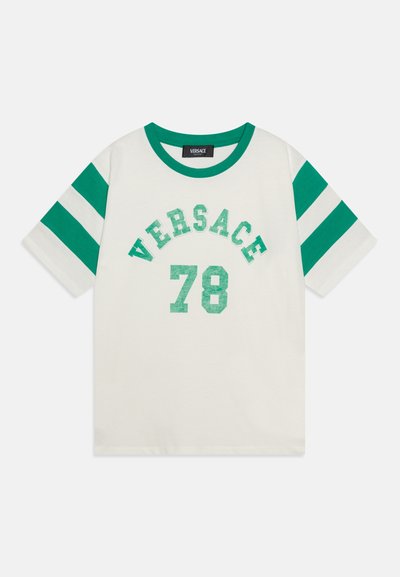 Valge puuvillane T-särk roheliste triibuliste lühikeste varrukatega. Esiküljel on rohelise tekstuuriga trükitud "VERSACE" ja "78".