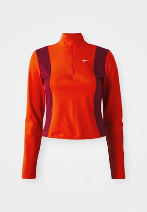 Rood en paarse langemouwen top met een kwart ritssluiting, voorzien van een Nike-logo op de borst en een getailleerd ontwerp met een gladde textuur.