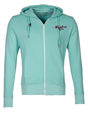 Sweat à capuche zippé bleu clair avec cordons, poignets côtelés et petit logo brodé rouge sur la poitrine gauche.