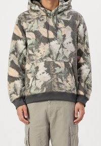 Felpa con cappuccio in pile con un motivo camouflage in tonalità grigie, verdi e pesca. Presenta una tasca frontale e polsini e orlo a coste.