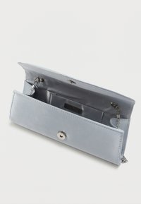 Jasnoniebieski portfel satynowy z zapięciem na zatrzask, wewnętrznymi slotami na karty, chain detail oraz małym haczykiem na klucze lub akcesoria.