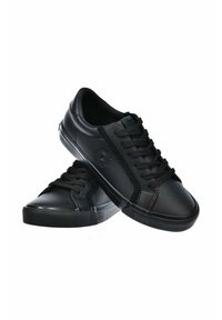 Czarne buty sportowe z gładkiej skóry, z gumową podeszwą, z teksturowaną boczną wstawką i płaskimi sznurowadłami. Okrągły czubek.