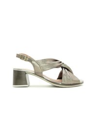 Sandalia slingback plateada metálica con un diseño superior retorcido y un ancho tacón de bloque, que cuenta con un cierre de hebilla y una superficie texturizada.