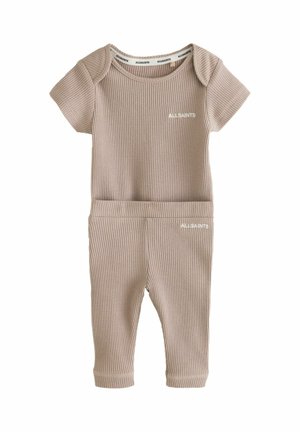 Beigefarbener Baby-Strampler mit Waffelstrick und weißen ALLSAINTS-Logos auf der Brust und dem oberen Bereich der Hose.
