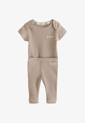 Beige wafelgebreide babyromper met korte mouwen en witte ALLSAINTS-logo's op de borst en het bovenste deel van de broek.