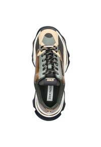 Sneaker mit einem Multi-Material-Design in Grün, Beige und Schwarz, Netz-Abschnitten und einer dicken schwarzen Sohle. Schnürsenkel und Logodetail sichtbar.