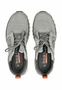 Scarpe da ginnastica grigie traspiranti con tomaia in mesh, dettagli testurizzati e suole nere. Presentano lacci e un anello sul tallone per facilitarne l'indossamento.