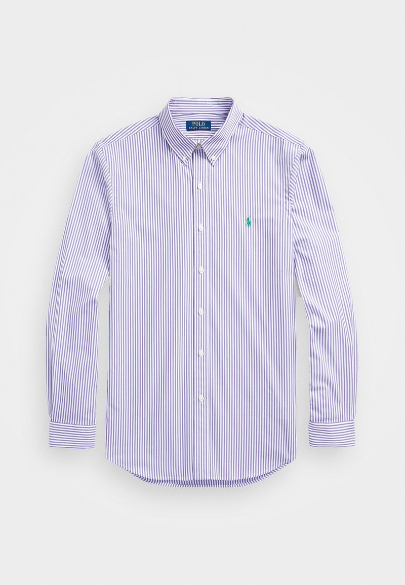 Chemise à manches longues avec boutons, rayures verticales bleues et blanches, logo polo vert sur la poitrine et col, posée à plat sur fond blanc.