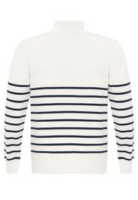 Witte brei-trui met marineblauwe horizontale strepen, met een hoge hals, lange mouwen en geribbelde manchetten en zoom. Zachte textuur over het hele kledingstuk.