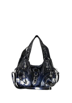 Bolso de cuero negro con doble asa, hebillas decorativas, detalles en cadena plateada y una correa de hombro desmontable, aislado sobre fondo blanco.