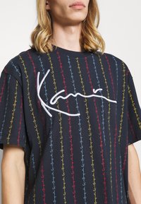 Karl Kani T-shirt med print - dark blue