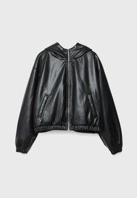 Veste en cuir noir avec capuche, poignets élastiques et fermeture éclair. Comprend deux poches latérales et une coupe courte. Texture lisse.