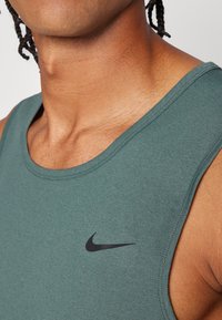 Nike Performance HYVERSE TANK - Viršus - vintage green/black