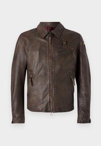 Veste en cuir marron avec une texture lisse, col montant, fermeture éclair sur le devant et plusieurs poches, y compris une poche poitrine zippée.