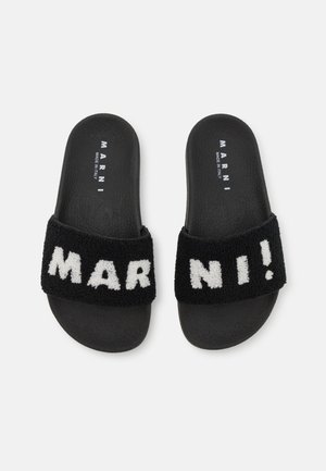 Sorte slidesandaler med et blødt stofbånd, der viser "MAR! NI" i hvidt. Tekstureret overdel og glat, fleksibel sål. Produceret i Italien.