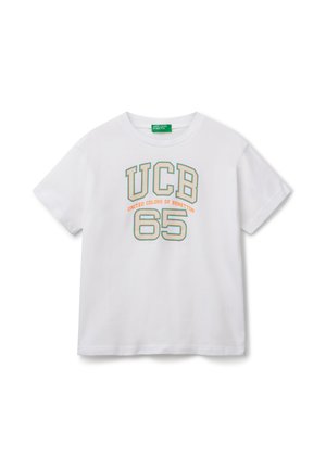 T-shirt bianca in cotone con la scritta "UCB 65" in verde e arancione, maniche corte e design a girocollo.