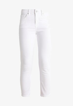 Vaqueros de mezclilla blanca con un corte ajustado, que cuentan con cinco bolsillos, cierre de botón y un sutil detalle de costura a lo largo de las costuras.